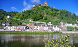 Blick über die Mosel nach Cochem mit der hoch thronenden Reichsburg Cochem