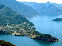 Der Ort Bellagio liegt malerisch auf einer in den türkisfarbenen Comer See hineinragenden Landzunge.