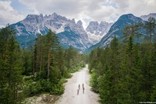 Radlergruppe auf dem Radweg in den Dolomiten