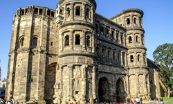 Das imposante, von den Römern angelegte Stadttor Porta Nigra ist das Wahrzeichen Triers.