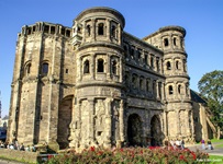 Blick auf das römische Tor Porta Nigra in Trier