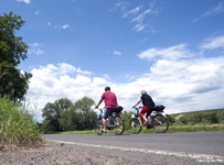 Zwei Radler auf dem Mosel-Radweg bei Trier.