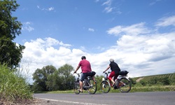 Zwei Radler auf dem Mosel-Radweg bei Trier.