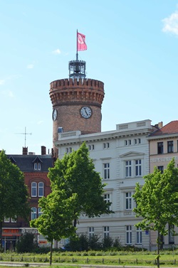 Blick auf den Spremberger Turm mit gehisster Flagge in Cottbus, er gilt als das Wahrzeichen von Cottbus