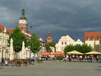 Blick auf die Fußgängerzone mit gut besuchten Cafés von Cottbus