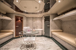 Blick in den Wellness-Bereich mit Solarium und Sauna auf der MS Swiss Crown