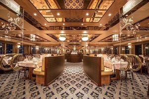 Das eingedeckte Restaurant auf der MS Swiss Crown