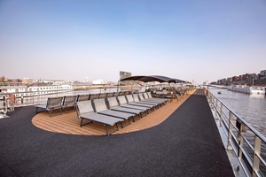 Das Sonnendeck mit aufgestellten Liegen auf der MS Swiss Crown