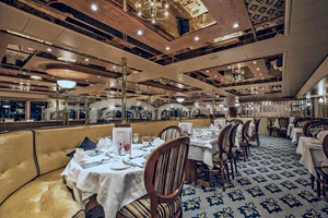 Der eingedeckte Speisesaal auf der MS Swiss Crown
