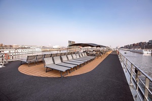 Blick auf das Sonnendeck mit zahlreich ausgestatteten Liegestühlen und Sitzgruppen auf der MS Swiss Crown
