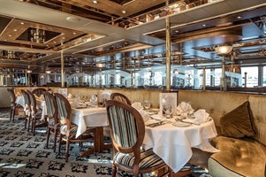 Das eingedeckte Restaurant auf der MS Swiss Crown