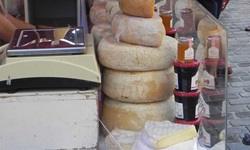 Ein Käsestand auf dem Markt von Libourne.