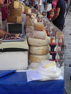 Ein Käsestand auf dem Markt von Libourne.