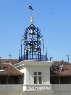 Der Glockenturm des Weinguts Château Angelus.