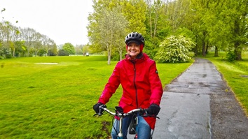 Eine Radfahrerin auf einem Radweg in Holland