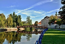 Blick zu einer alten Holzbrücke über die Moldau in Budweis