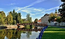 Blick zu einer alten Holzbrücke über die Moldau in Budweis