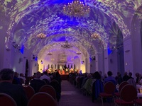 Ein Konzert im Konzertsaal des Schlosses Schönbrunn mit blauer Beleuchtung