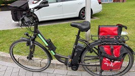 Eines der Leih-E-Bikes mit Packtaschen, welches man für die Radreise auf dem Ostseeküstenradweg von Lübeck nach Stralsund buchen kann