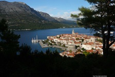 Wunderschöner Blick auf die vom Meer umrahmte Stadt Korčula.