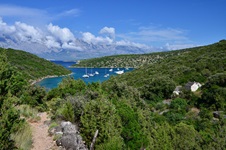 Ein schmaler Wanderweg zu einer Bucht auf der Insel Brac