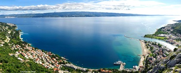 Traumhafter Blick über die an der Mündung der Cetina in die kristallklare Adria gelegene Stadt Omis.