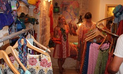 Frauen beim Shopping in einem Klamottenladen in Süddalmatien