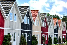 Verträumte, in Pastellfarben gehaltene und typisch skandinavische Holzhausfassaden.
