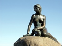 Die weltberühmte Statue der Kleinen Meerjungfrau sitzt in Kopenhagen auf ihrem Felsen.
