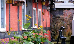 Ein Fachwerkhaus versprüht mit seinen originellen Laternen und dem schönen Blumenschmuck romantisches Flair.