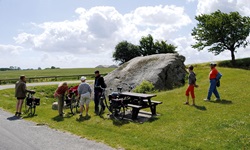 Eine Radlergruppe macht auf einer Insel der Dänischen Südsee Pause.