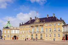 Der Amalienborg-Palast in Kopenhagen, im Hintergrund die grüne Kuppel des Kopenhagener Doms.