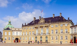 Der Amalienborg-Palast in Kopenhagen, im Hintergrund die grüne Kuppel des Kopenhagener Doms.