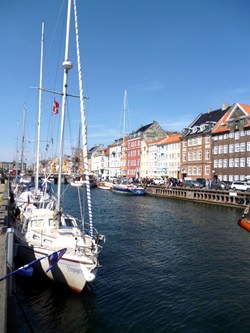 Im Kanal von Kopenhagen vor Anker liegende Boote.