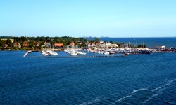 Wunderschöner Blick auf einen idyllischen kleinen Hafen in Dänemarks Südsee.