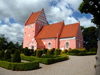 Idyllische Parkanlage vor einer typisch dänischen Kirche.