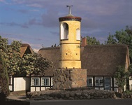 Ein gelblicher Turm von 1857 auf der Insel Fanö bei der Stadt Nordby