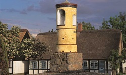 Ein gelblicher Turm von 1857 auf der Insel Fanö bei der Stadt Nordby