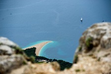 Der Strand "Goldenes Horn" auf der Insel Brac, der seinem Namen alle Ehre macht, von einer Felsklippe aus betrachtet.