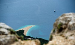 Der Strand "Goldenes Horn" auf der Insel Brac, der seinem Namen alle Ehre macht, von einer Felsklippe aus betrachtet.