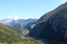 Der faszinierende Cetina-Canyon auf der Insel Omis von oben gesehen.