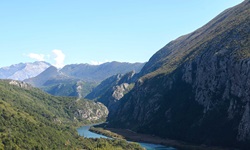Der faszinierende Cetina-Canyon auf der Insel Omis von oben gesehen.
