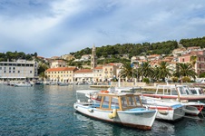 Vertäute Boote dümpeln im Hafen vor der Skyline von Hvar-Stadt.