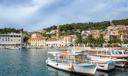Vertäute Boote dümpeln im Hafen vor der Skyline von Hvar-Stadt.
