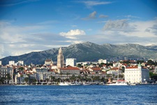 Die Skyline von Split, der inoffiziellen Hauptstadt Dalmatiens, vom Meer aus gesehen.