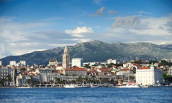 Die Skyline von Split, der inoffiziellen Hauptstadt Dalmatiens, vom Meer aus gesehen.