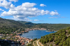 Toller Panoramablick auf die in einer wunderschönen Meeresbucht gelegene Stadt Vis auf der gleichnamigen Insel.