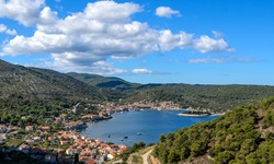 Toller Panoramablick auf die in einer wunderschönen Meeresbucht gelegene Stadt Vis auf der gleichnamigen Insel.