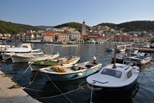 Der Hafen von Pucisca auf der kroatischen Insel Brac mit einigen angelegten Fischerboten