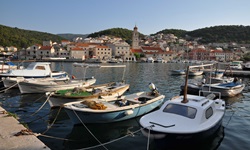 Der Hafen von Pucisca auf der kroatischen Insel Brac mit einigen angelegten Fischerboten